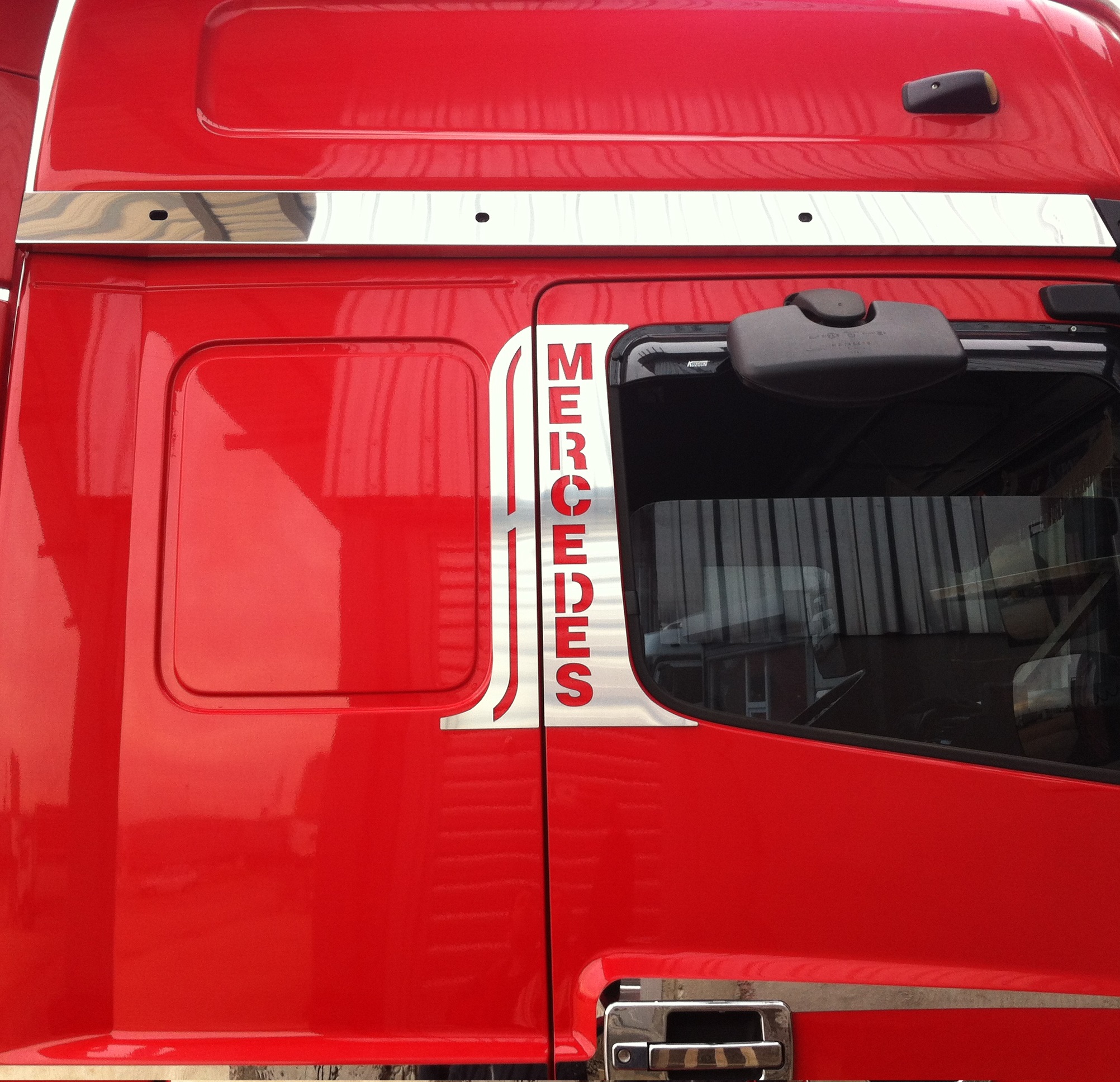 Mercedes Axor Kapı Üstü Plastik Çıta Kromu Mercedes Axor Kapı Üstü Plastik Çıta Kromu