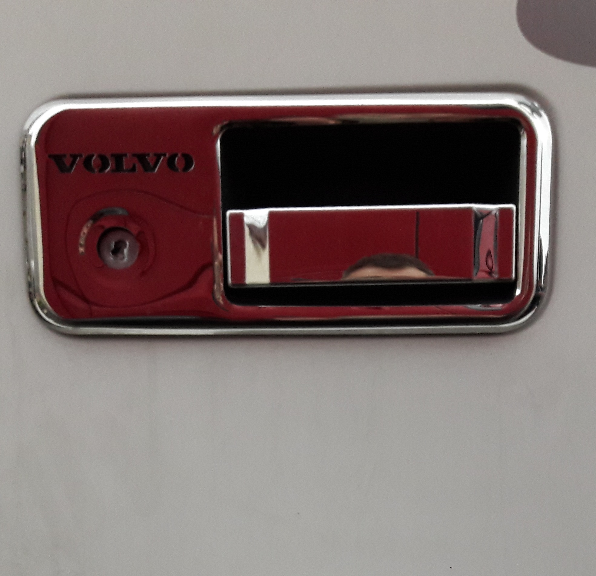 Volvo Kapı Kolu Plastik Üstü Kromu Presli Volvo Yazılı Volvo Kapı Kolu Plastik Üstü Kromu Presli Volvo Yazılı